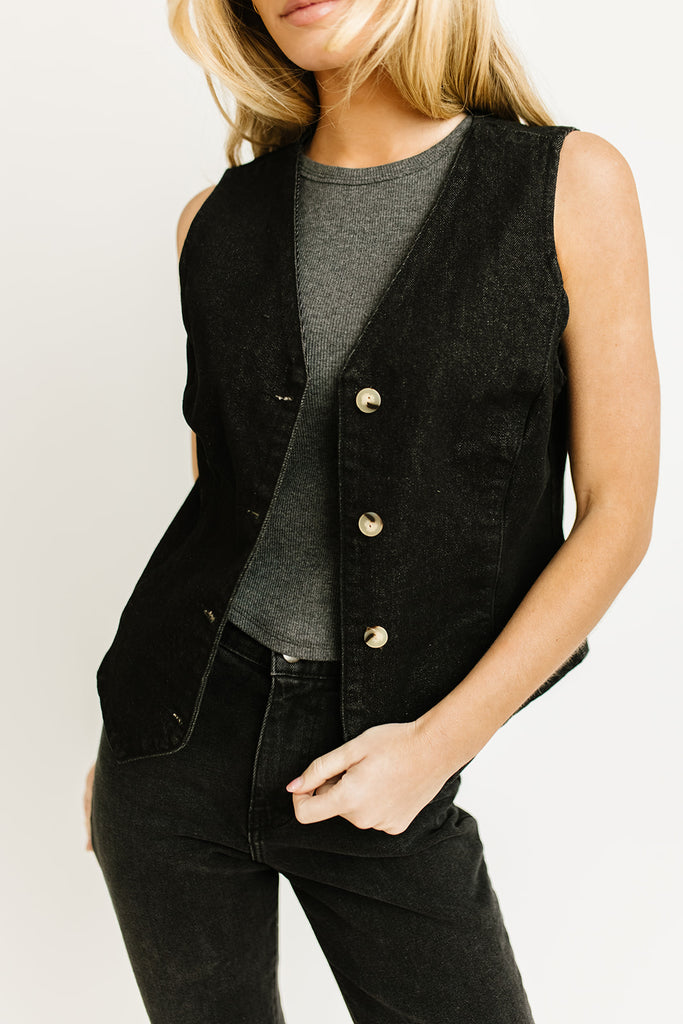 aura button down denim vest // black