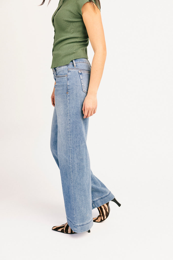 low rise wide leg jeans with a relaxed fit and vintage inspired wash. the perfect everyday denim for any casual outfit idea.