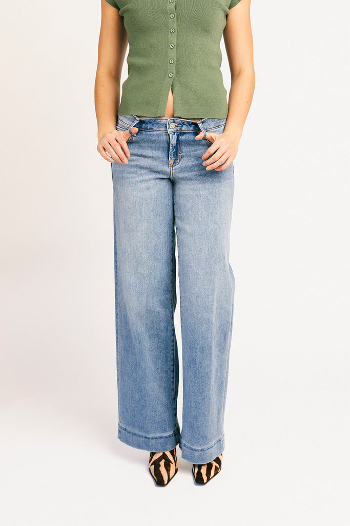 low rise wide leg jeans with a relaxed fit and vintage inspired wash. the perfect everyday denim for any casual outfit idea.