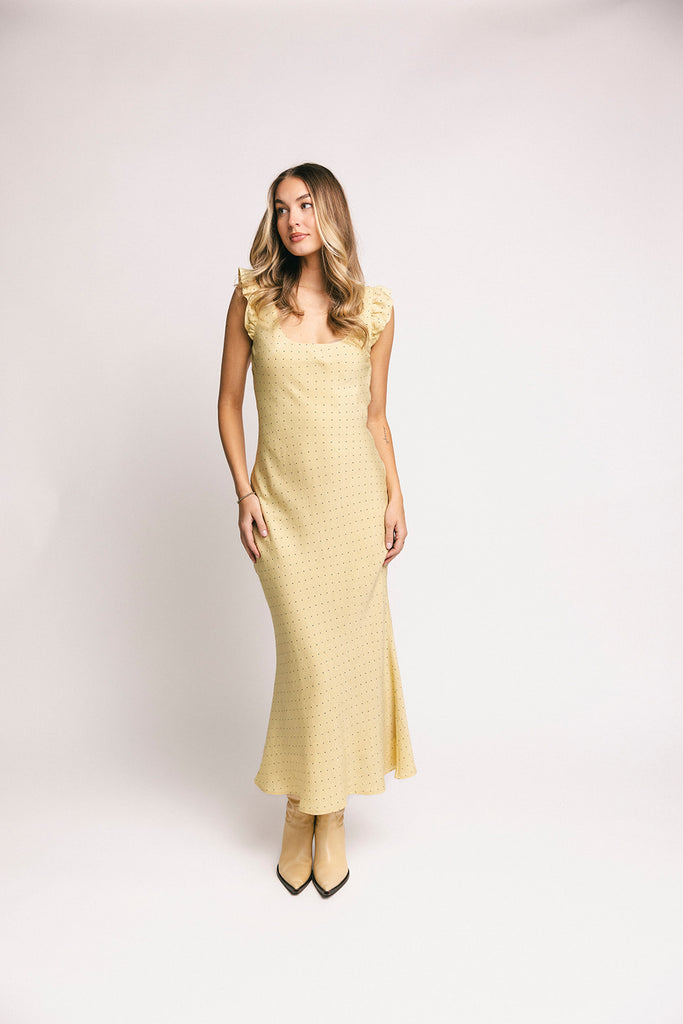 a polka dot midi dress with a scoop neckline + a fitted silhouette. the perfect polka dot dress for weddings, dinner parties, + date nights.