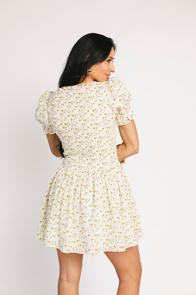 a floral puff sleeve dress with a smocked bodice + mini length. the perfect ditsy floral dress for family pictures, bridal showers, + brunch dates.