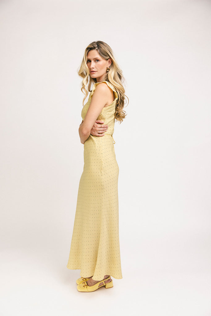 a polka dot midi dress with a scoop neckline + a fitted silhouette. the perfect polka dot dress for weddings, dinner parties, + date nights.
