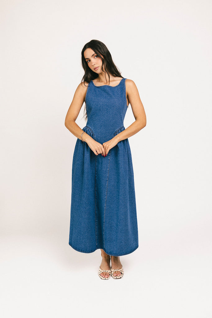 a vintage-inspired denim dress with a boat neckline + a v-shaped waistline. the perfect denim midi dress for family pictures, brunch dates, + special occasions.