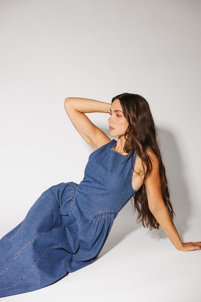 a vintage-inspired denim dress with a boat neckline + a v-shaped waistline. the perfect denim midi dress for family pictures, brunch dates, + special occasions.