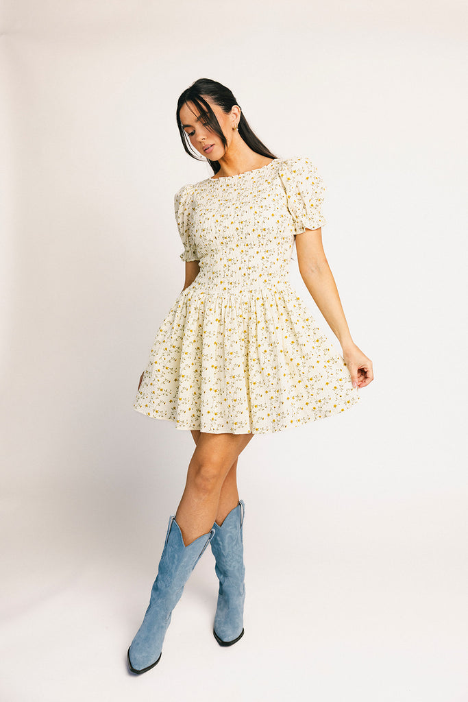 a floral puff sleeve dress with a smocked bodice + mini length. the perfect ditsy floral dress for family pictures, bridal showers, + brunch dates.