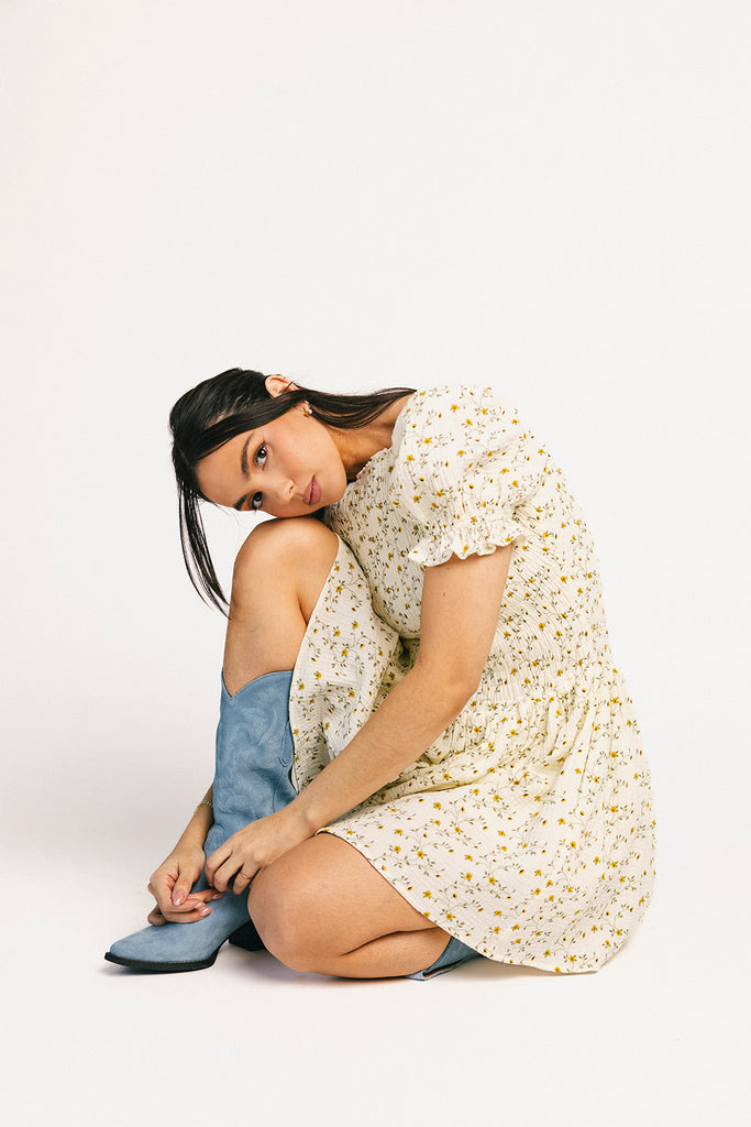 a floral puff sleeve dress with a smocked bodice + mini length. the perfect ditsy floral dress for family pictures, bridal showers, + brunch dates.