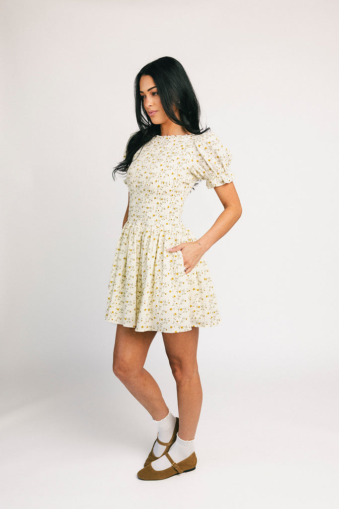 a floral puff sleeve dress with a smocked bodice + mini length. the perfect ditsy floral dress for family pictures, bridal showers, + brunch dates.