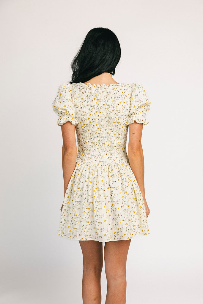 a floral puff sleeve dress with a smocked bodice + mini length. the perfect ditsy floral dress for family pictures, bridal showers, + brunch dates.