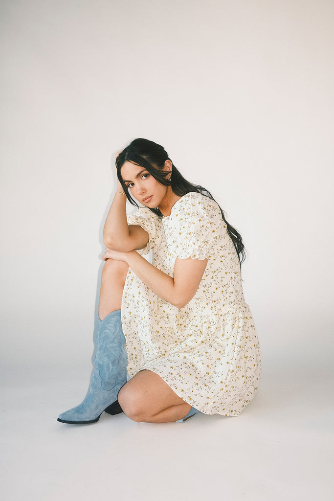 a floral puff sleeve dress with a smocked bodice + mini length. the perfect ditsy floral dress for family pictures, bridal showers, + brunch dates.