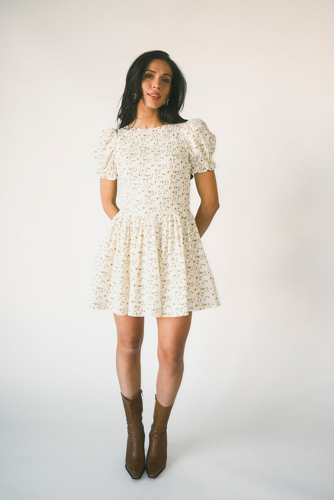 a floral puff sleeve dress with a smocked bodice + mini length. the perfect ditsy floral dress for family pictures, bridal showers, + brunch dates.