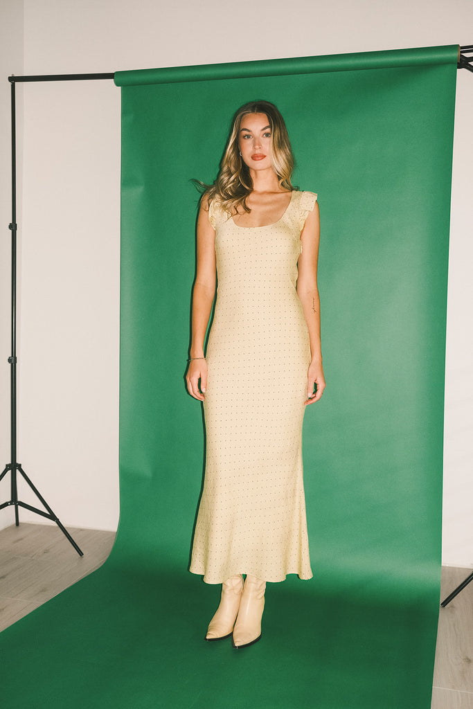 a polka dot midi dress with a scoop neckline + a fitted silhouette. the perfect polka dot dress for weddings, dinner parties, + date nights.