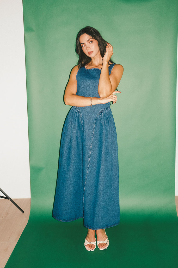 a vintage-inspired denim dress with a boat neckline + a v-shaped waistline. the perfect denim midi dress for family pictures, brunch dates, + special occasions.