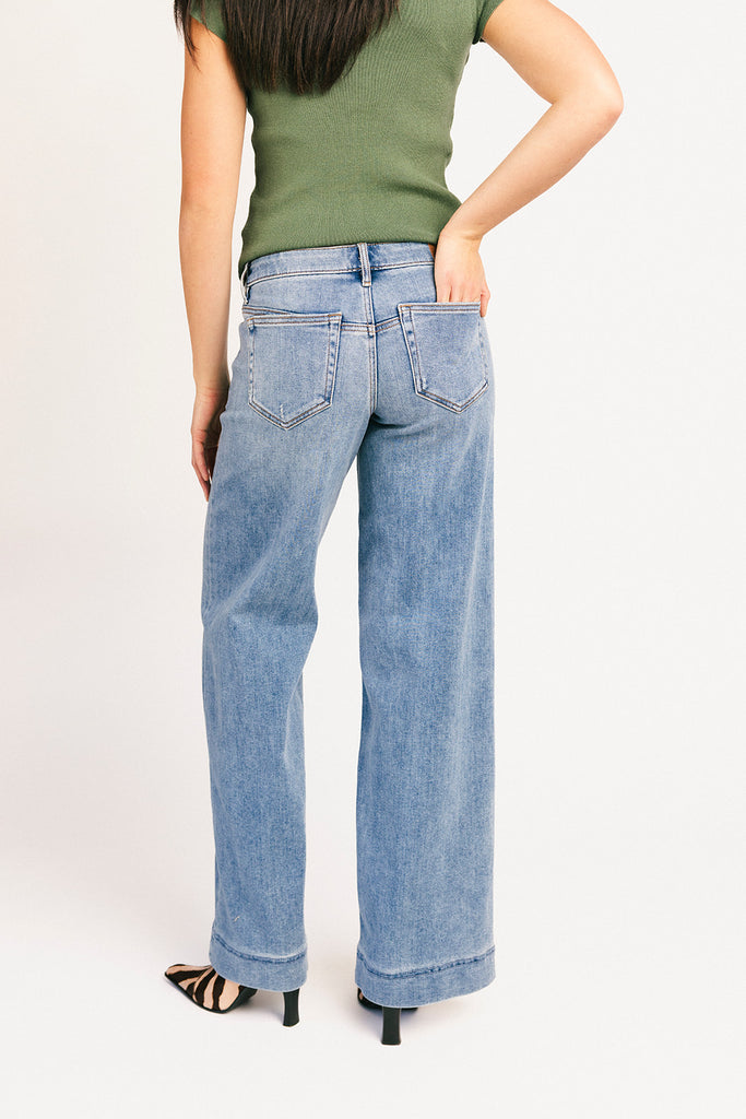 low rise wide leg jeans with a relaxed fit and vintage inspired wash. the perfect everyday denim for any casual outfit idea.
