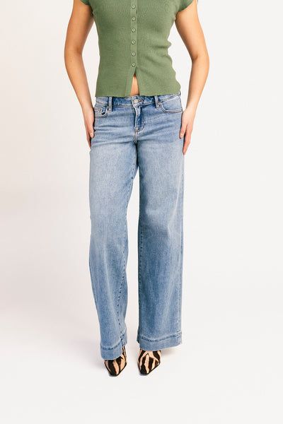 low rise wide leg jeans with a relaxed fit and vintage inspired wash. the perfect everyday denim for any casual outfit idea.

