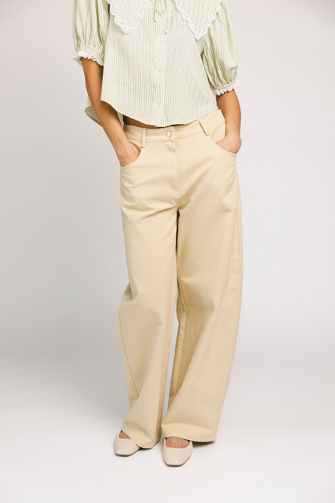 mid rise neutral pants with a relaxed, barrel-style fit. the perfect vintage-inspired pants to pair with any casual outfit idea.
