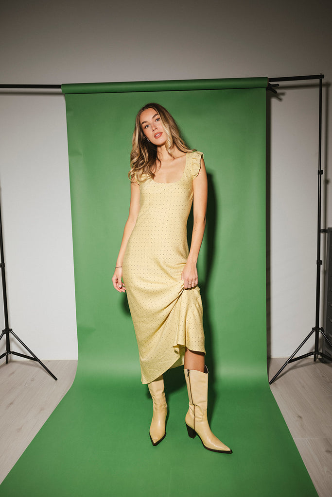 a polka dot midi dress with a scoop neckline + a fitted silhouette. the perfect polka dot dress for weddings, dinner parties, + date nights.
