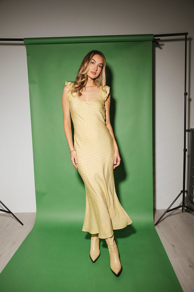 a polka dot midi dress with a scoop neckline + a fitted silhouette. the perfect polka dot dress for weddings, dinner parties, + date nights.

