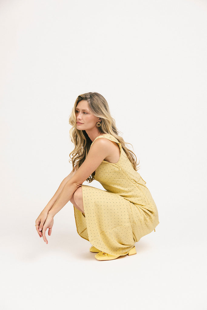 a polka dot midi dress with a scoop neckline + a fitted silhouette. the perfect polka dot dress for weddings, dinner parties, + date nights.
