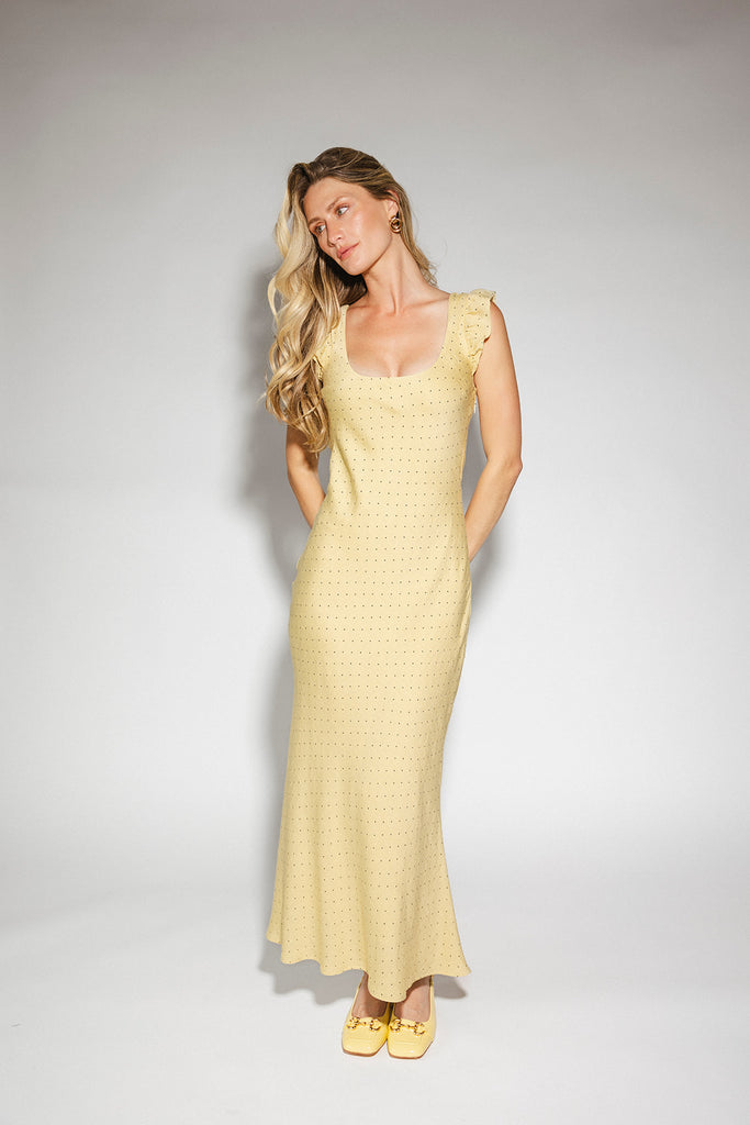 a polka dot midi dress with a scoop neckline + a fitted silhouette. the perfect polka dot dress for weddings, dinner parties, + date nights.
