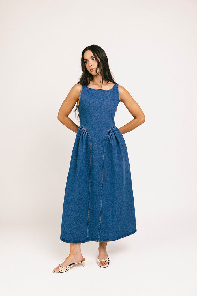a vintage-inspired denim dress with a boat neckline + a v-shaped waistline. the perfect denim midi dress for family pictures, brunch dates, + special occasions. 
