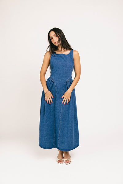 a vintage-inspired denim dress with a boat neckline + a v-shaped waistline. the perfect denim midi dress for family pictures, brunch dates, + special occasions. 
