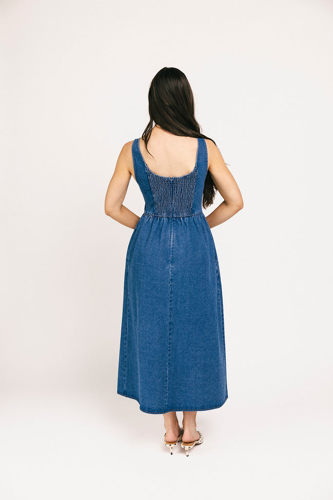a vintage-inspired denim dress with a boat neckline + a v-shaped waistline. the perfect denim midi dress for family pictures, brunch dates, + special occasions. 
