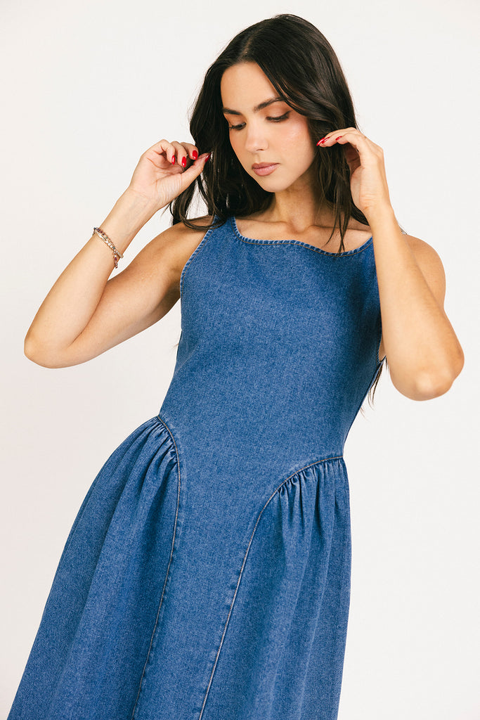 a vintage-inspired denim dress with a boat neckline + a v-shaped waistline. the perfect denim midi dress for family pictures, brunch dates, + special occasions. 
