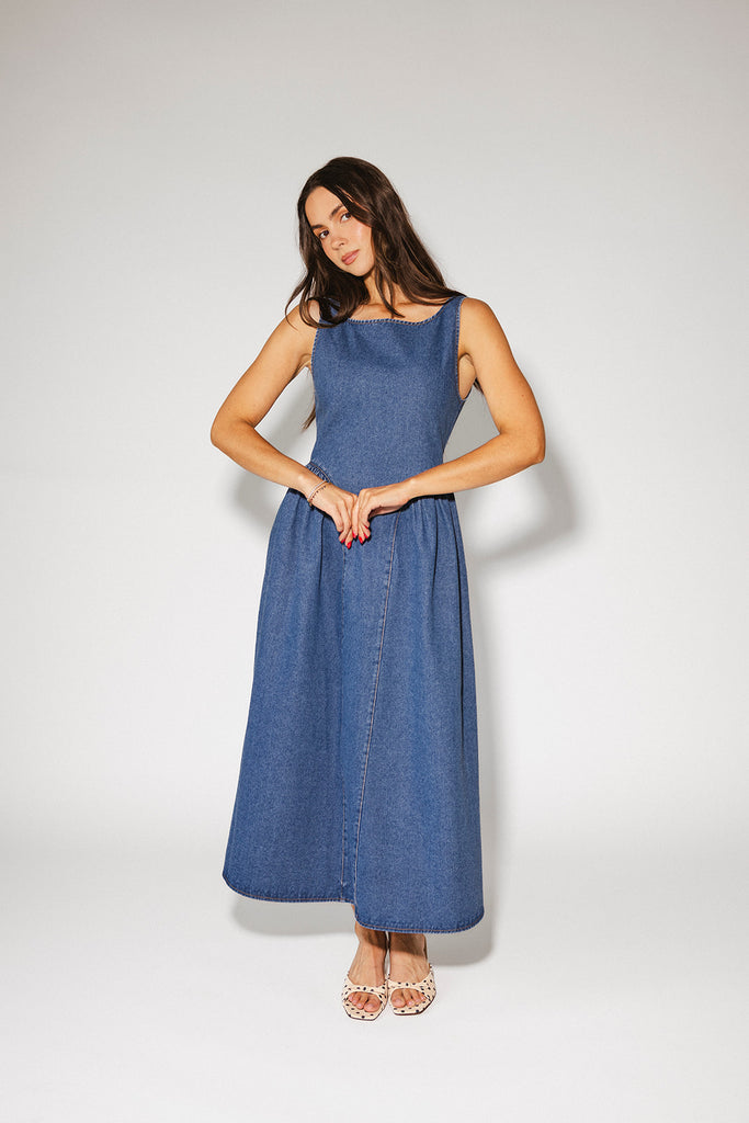 a vintage-inspired denim dress with a boat neckline + a v-shaped waistline. the perfect denim midi dress for family pictures, brunch dates, + special occasions. 
