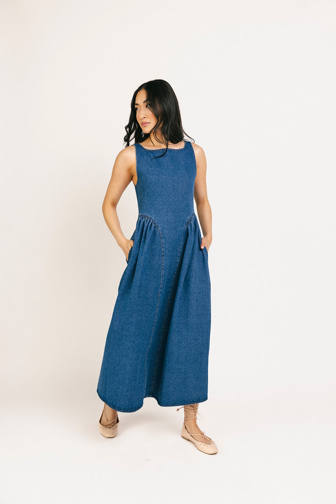 a vintage-inspired denim dress with a boat neckline + a v-shaped waistline. the perfect denim midi dress for family pictures, brunch dates, + special occasions. 

