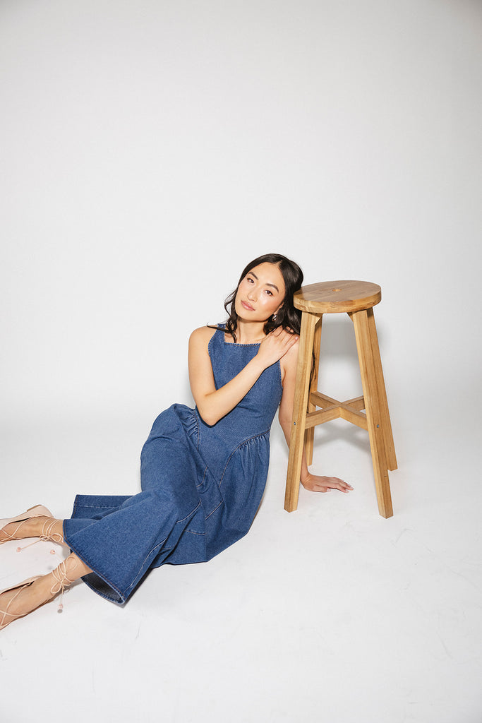 a vintage-inspired denim dress with a boat neckline + a v-shaped waistline. the perfect denim midi dress for family pictures, brunch dates, + special occasions. 
