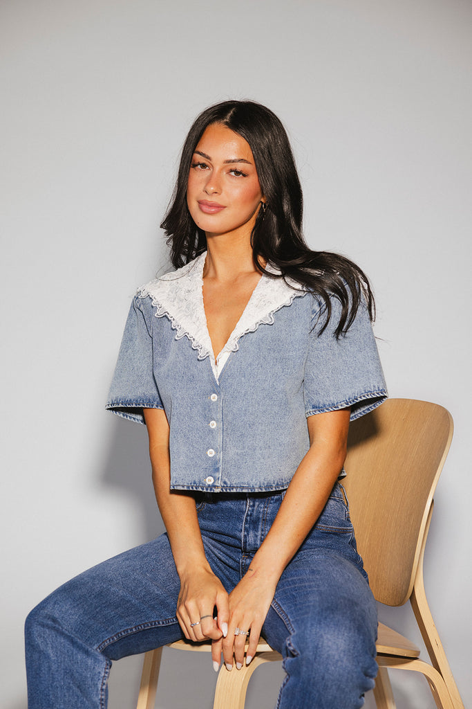 a short sleeve denim top with an oversized lace collar + a cropped silhouette. the perfect button up denim top to dress up or down for any outfit idea.
