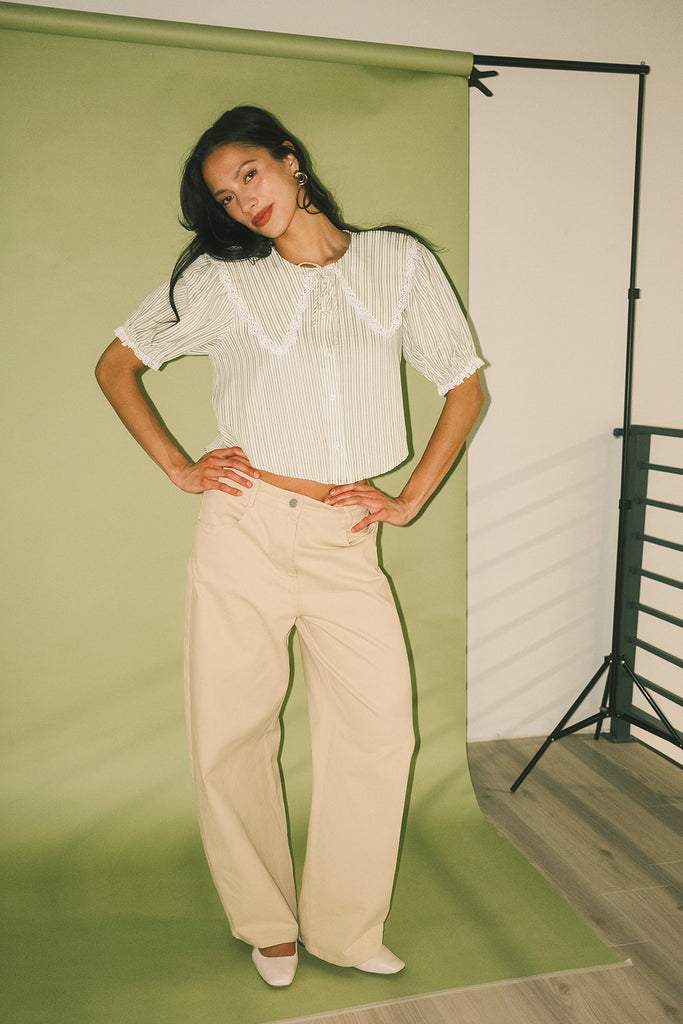 mid rise neutral pants with a relaxed, barrel-style fit. the perfect vintage-inspired pants to pair with any casual outfit idea.
