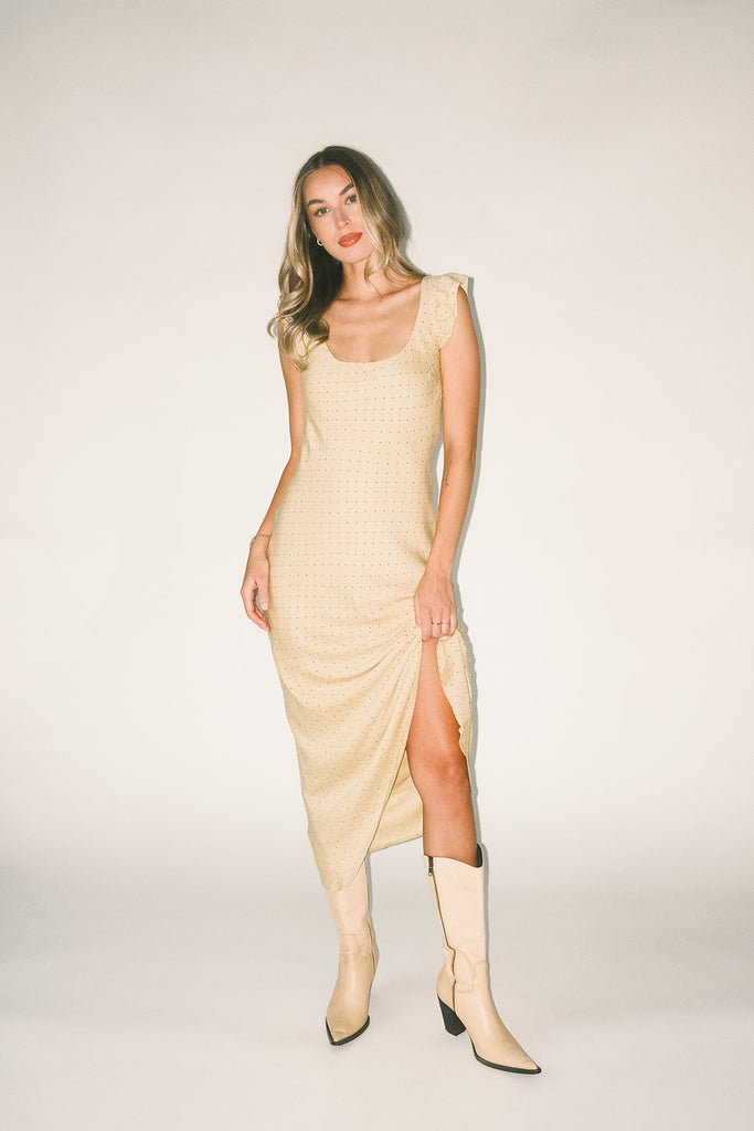 a polka dot midi dress with a scoop neckline + a fitted silhouette. the perfect polka dot dress for weddings, dinner parties, + date nights.
