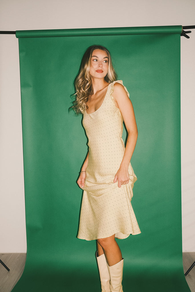 a polka dot midi dress with a scoop neckline + a fitted silhouette. the perfect polka dot dress for weddings, dinner parties, + date nights.
