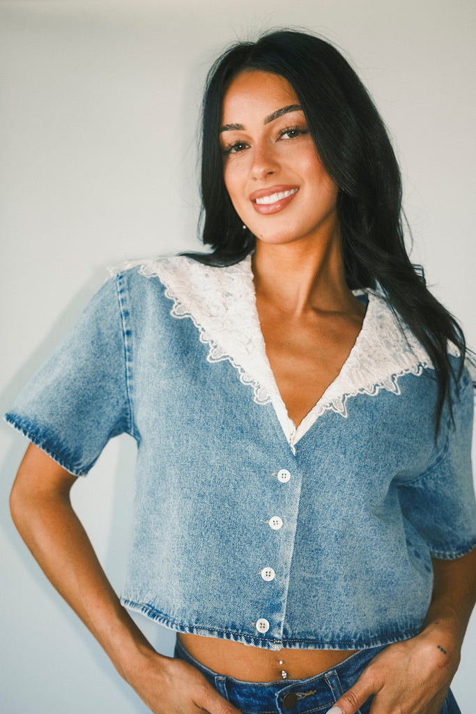 a short sleeve denim top with an oversized lace collar + a cropped silhouette. the perfect button up denim top to dress up or down for any outfit idea.

