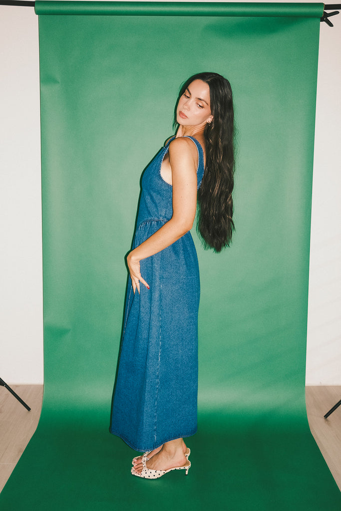 a vintage-inspired denim dress with a boat neckline + a v-shaped waistline. the perfect denim midi dress for family pictures, brunch dates, + special occasions. 
