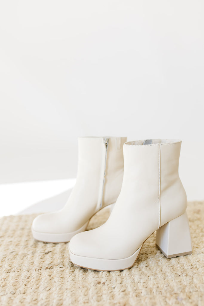 ulyses boots ivory leather // dolce vita