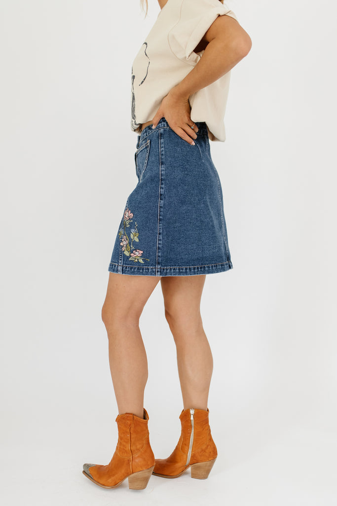 getting dizzy embroidered denim skirt